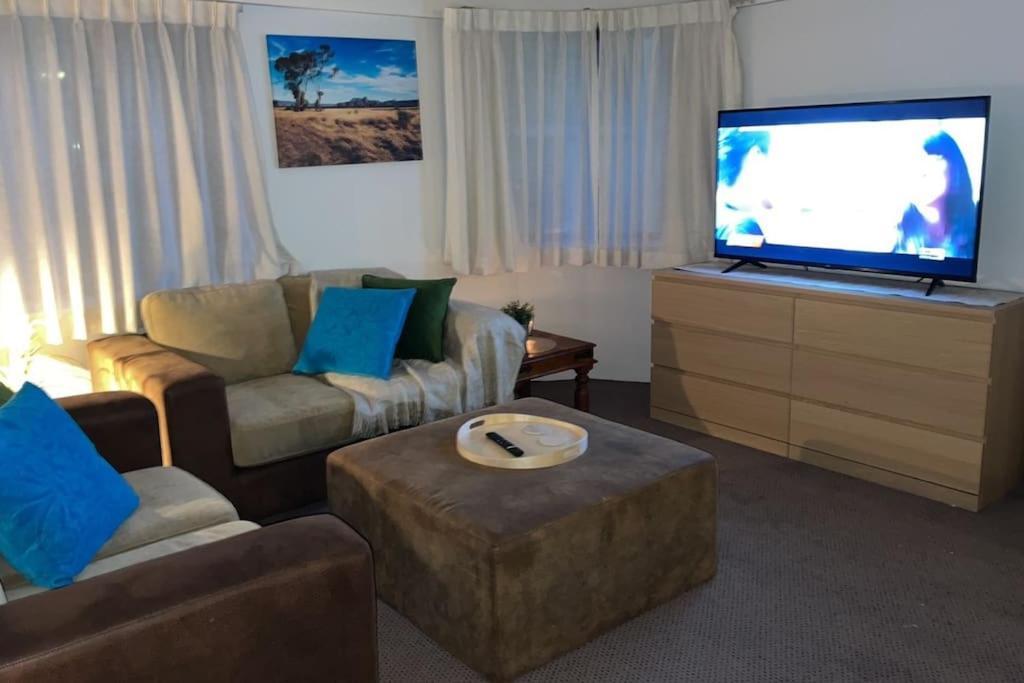 2 Beds 2 Baths Apt In Braddon Cbd - Pool, 1 Free Parking, Gym Appartement Canberra Buitenkant foto